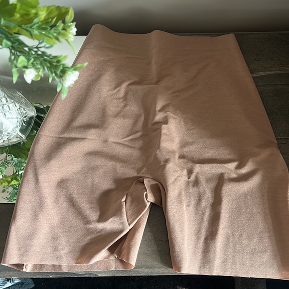 Skims sienna low back sheer sculpt shapewear shorts - Picture 9 of 10